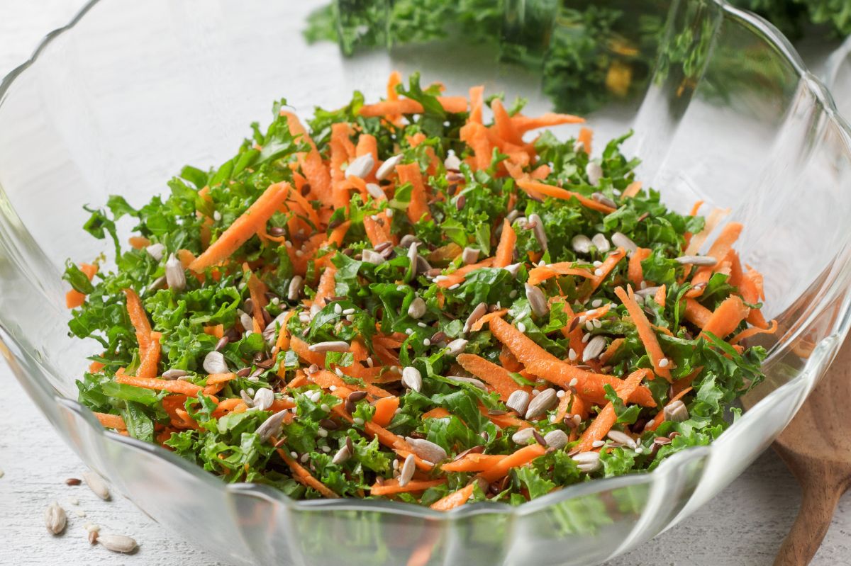 Nawet dzieciaki zjadają ze smakiem. Liście masuję przez 3 minuty