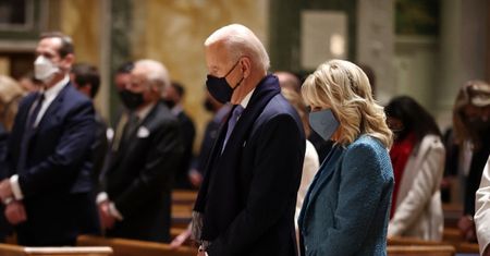 Katoliccy biskupi nie chcą, aby Joe Biden przyjmował komunię. Oto powód