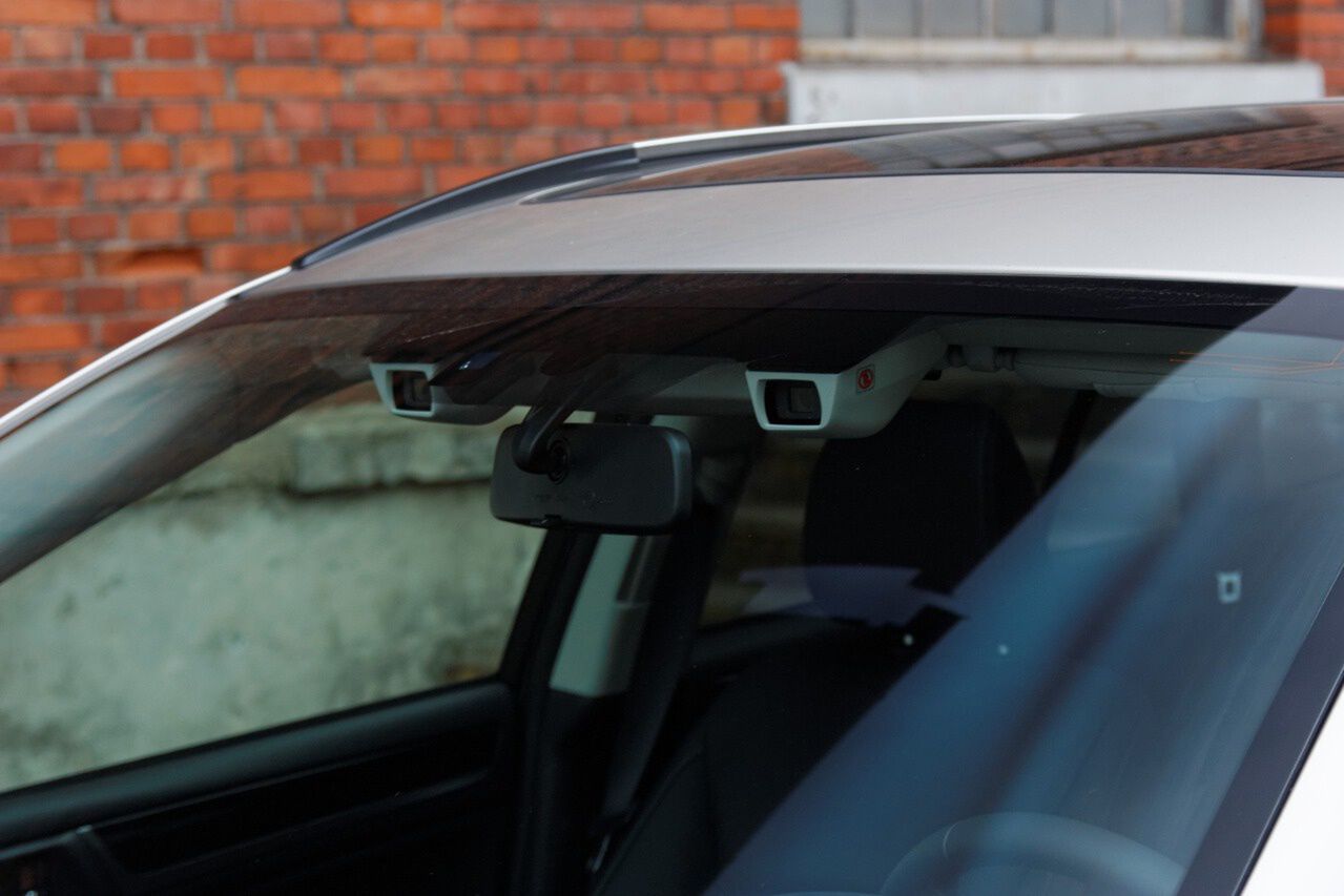 Kamery koło lusterka. W autach od kilku lat. Pokazano skutki