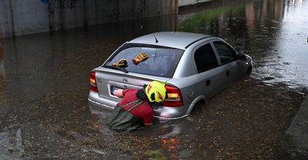 Pogodowy armagedon w Polsce. IMGW ostrzega przed trąbami powietrznymi