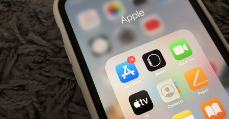 App Store i Google Play na celowniku. Raport o problemach związanych z usuniętymi aplikacjami