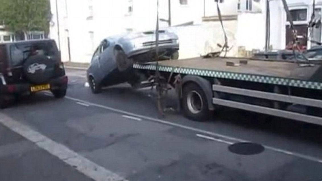 Kierowca zeskakuje Vauxhallem Astrą z lawety by uniknąć mandatu 1