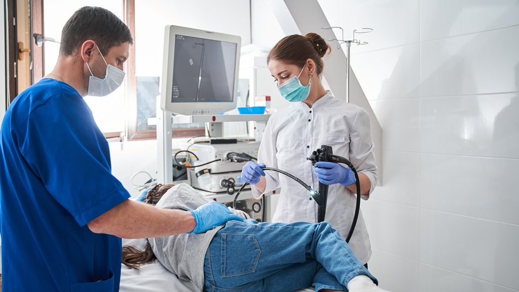 Gastroskopia to badanie, które umożliwia ocenę stanu przełyku, żołądka i dwunastnicy