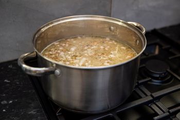 Dlaczego żurek się warzy? Najczęstsze błędy, przez które wielkanocna zupa się nie udaje