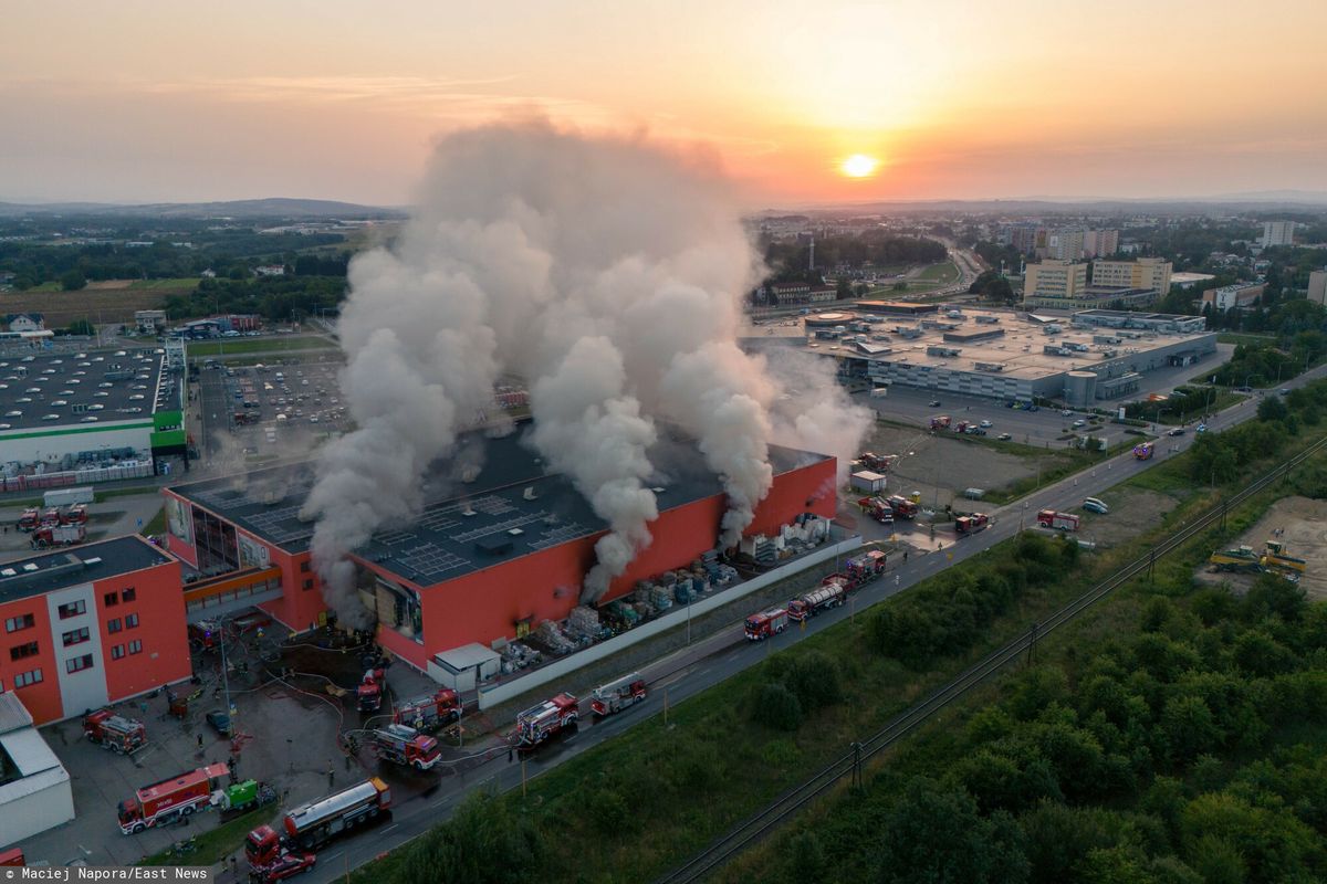 lokalne, pożar, akcja straży pożarnej, market Gigantyczny pożar nadal nieugaszony. Nad miastem zawisły kłęby dymu