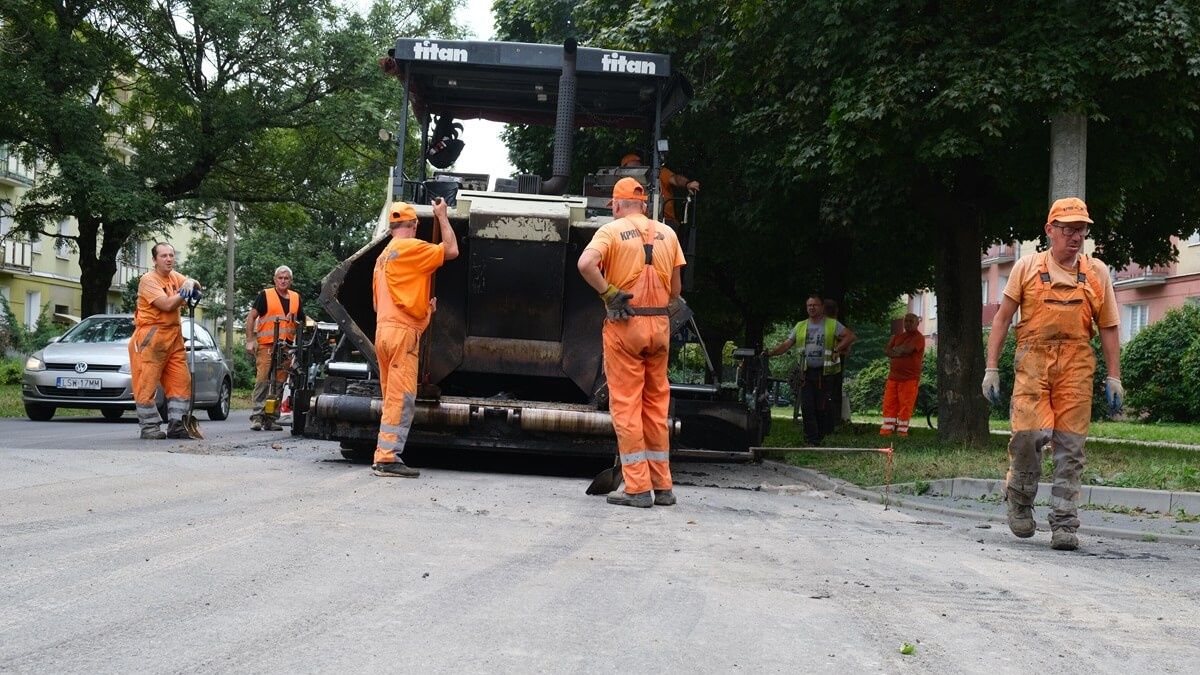 Drogowcy układający nowy asfalt na ul. Sowińskiego