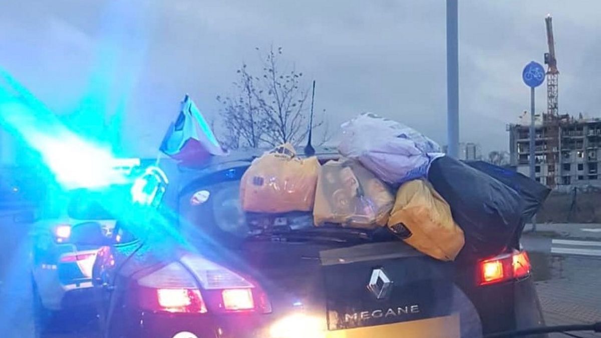 Auto "Gargamela"  po sam dach szczelnie zapakowane było różnymi rzeczami.