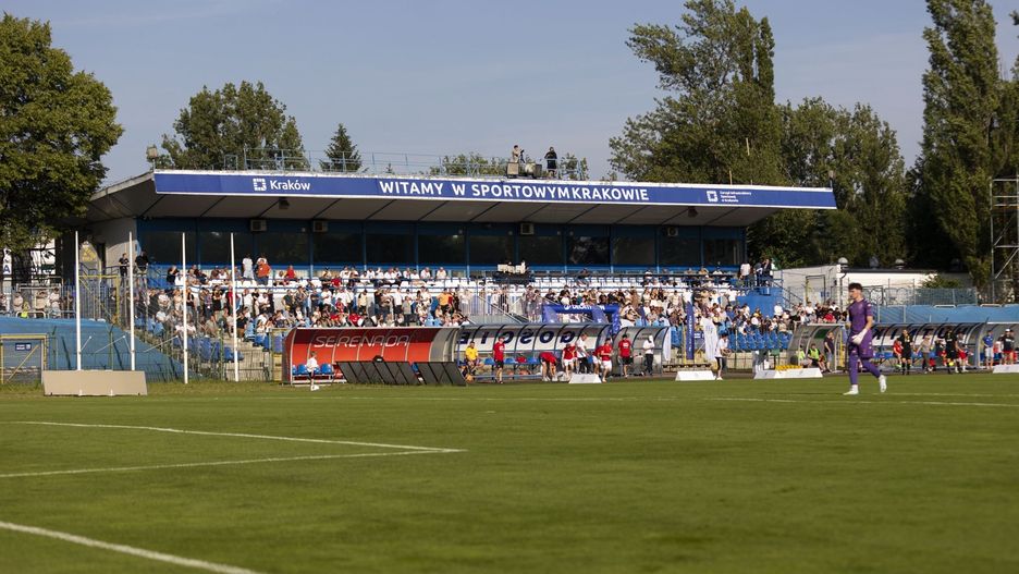 Na mecze Hutnika wejść może 999 widzów