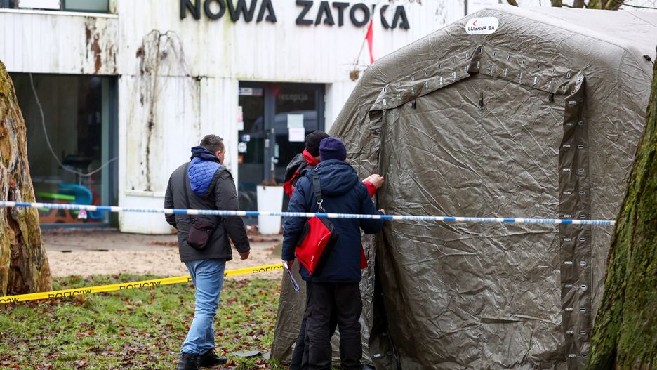 Policja przed sopockim lokalem dawnej Zatoki Sztuki - obecnie działającym jako Nowa Zatoka. Zdjęcie z 29.12.2022 r.