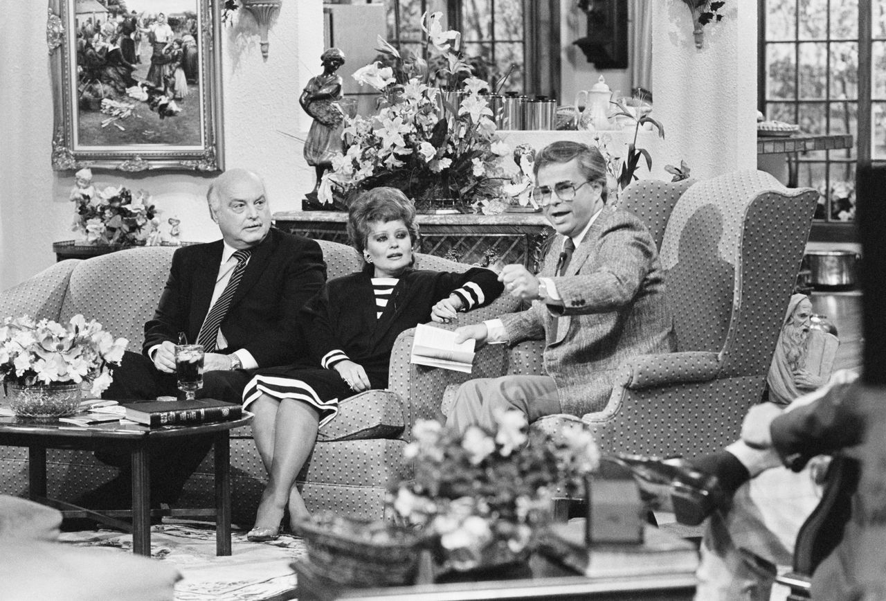 Tammy Faye z mężem Jimem Bakkerem oraz z gościem ich autorskiego programu telewizyjnego "People That Love", 1986 r.  (Getty Images) 