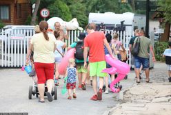 Dwie grupy turystów. Ekspertka mówi, kto przyjechał nad morze