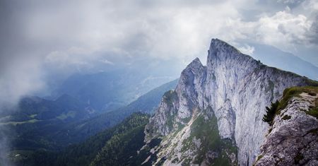 Nowy gatunek bakterii w Alpach. Ma pomóc rozkładać plastik