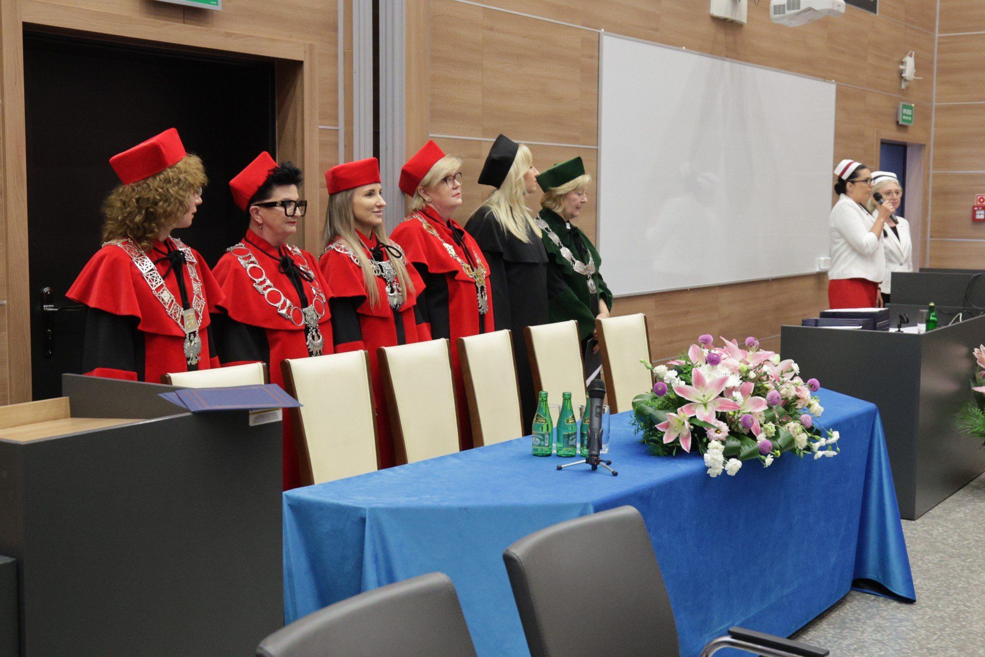 Czepki, łzy wzruszenia i nowe początki. Uroczyste czepkowanie w Collegium Medicum Uniwersytetu Jana Kochanowskiego w Kielcach