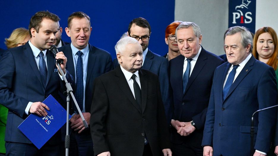 O?wiadczenie prezesa PiS Jaros?awa Kaczy?skiego
Fot. Mateusz Jagielski/East News, Warszawa, 10.03.2023. Oswiadczenie prezesa PiS Jaros?awa Kaczynskiego w siedzibie partii przy Nowogrodzkiej. N/z Rafal Bochnek, Robert Telus, Jaroslaw Kaczynski, Henryk Kowalczyk, Piotr Glinski.
Mateusz Jagielski