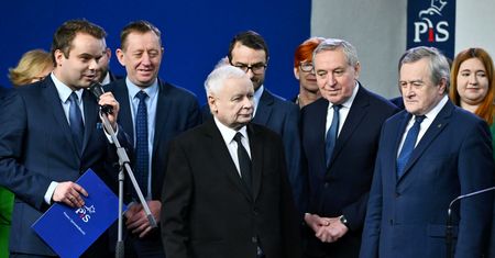 "Nie uderzamy w migrantów, uderzamy w Brukselę". PiS ma strategię na referendum