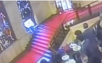 Fatalny wypadek. Włoski polityk rozbił głową zabytkowy witraż