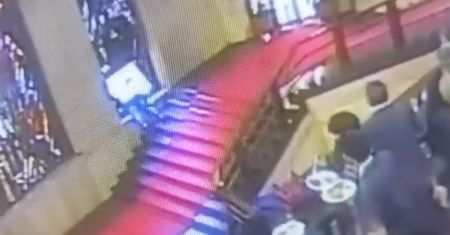 Fatalny wypadek. Włoski polityk rozbił głową zabytkowy witraż