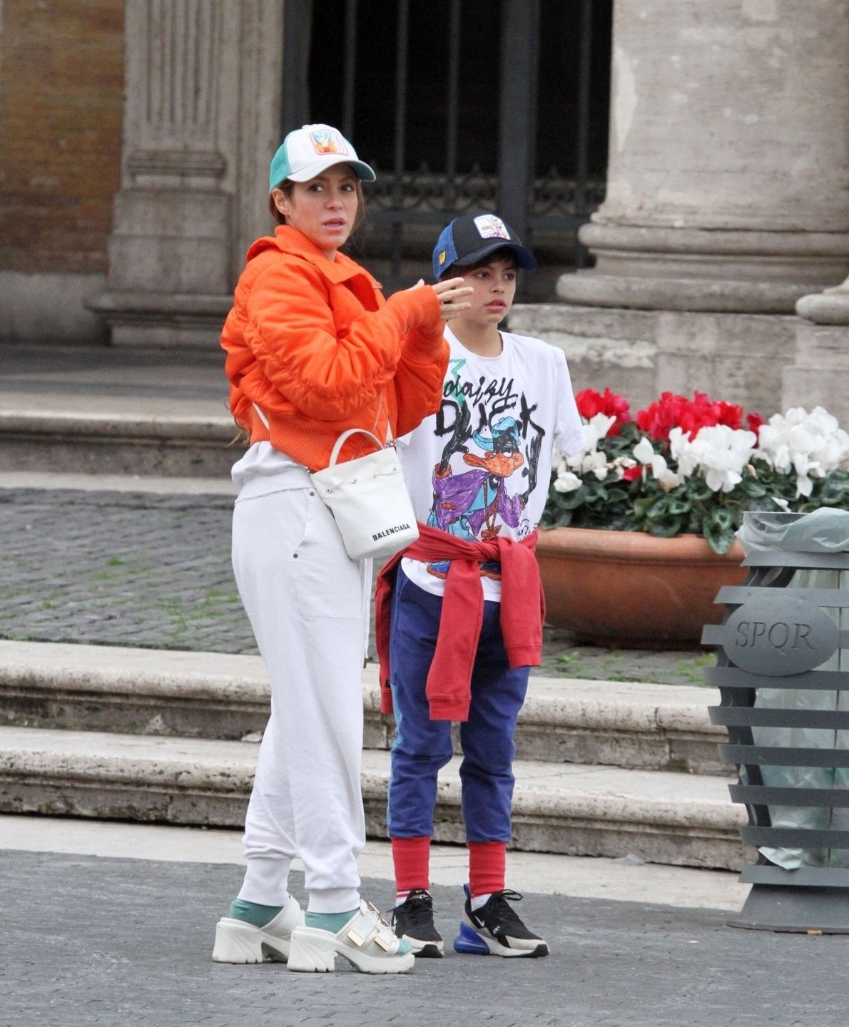 Shakira przyłapana podczas zwiedzania Rzymu. Towarzyszyli jej synowie 