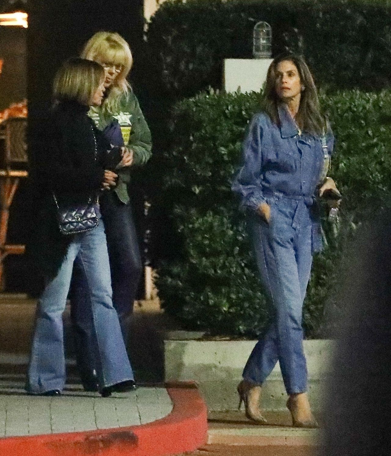 Cindy Crawford w jeansowym kombinezonie 