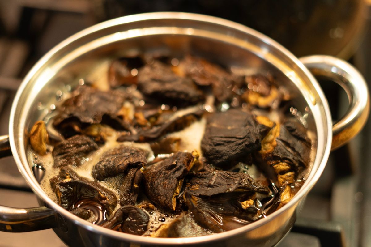 Nie używam wody do moczenia suszonych grzybów. Sięgam po inny płyn i nie są gorzkie