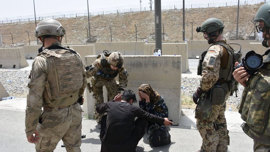 Na lotnisku w Kabulu mieszkańcom Afganistanu nadal pomagają amerykańscy żołnierze