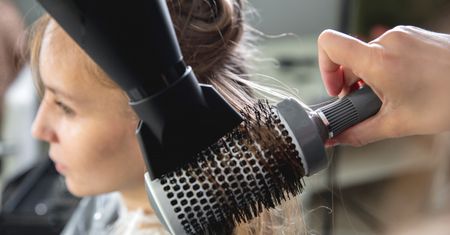 Brushing wraca do łask. Fryzjerski trend z lat 70. pasuje prawie każdemu