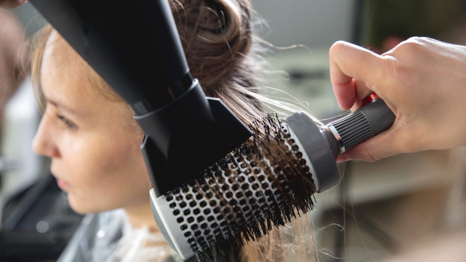 Na czym polega brushing? Trend z lat. 70 wraca do łask