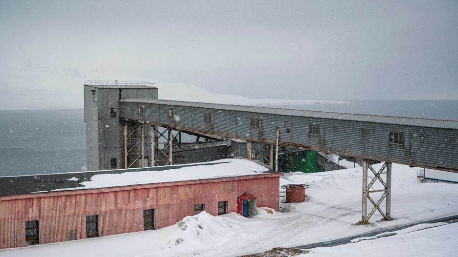 Napi?cie w norweskim miasteczku, gdzie pracuj? g�rnicy z Ukrainy i Rosji
A general view of the entrance to the coal mine of the Russian state company Arktikugol Trust, is pictured in the miners' town of Barentsburg, on May 7, 2022, on the Svalbard Archipelago, northern Norway. - War may be far away but tensions from the Ukraine conflict are causing an unprecedented chill in a remote Arctic town where Russian and Ukrainian coalminers have worked side by side for decades. (Photo by Jonathan NACKSTRAND / AFP)
JONATHAN NACKSTRAND