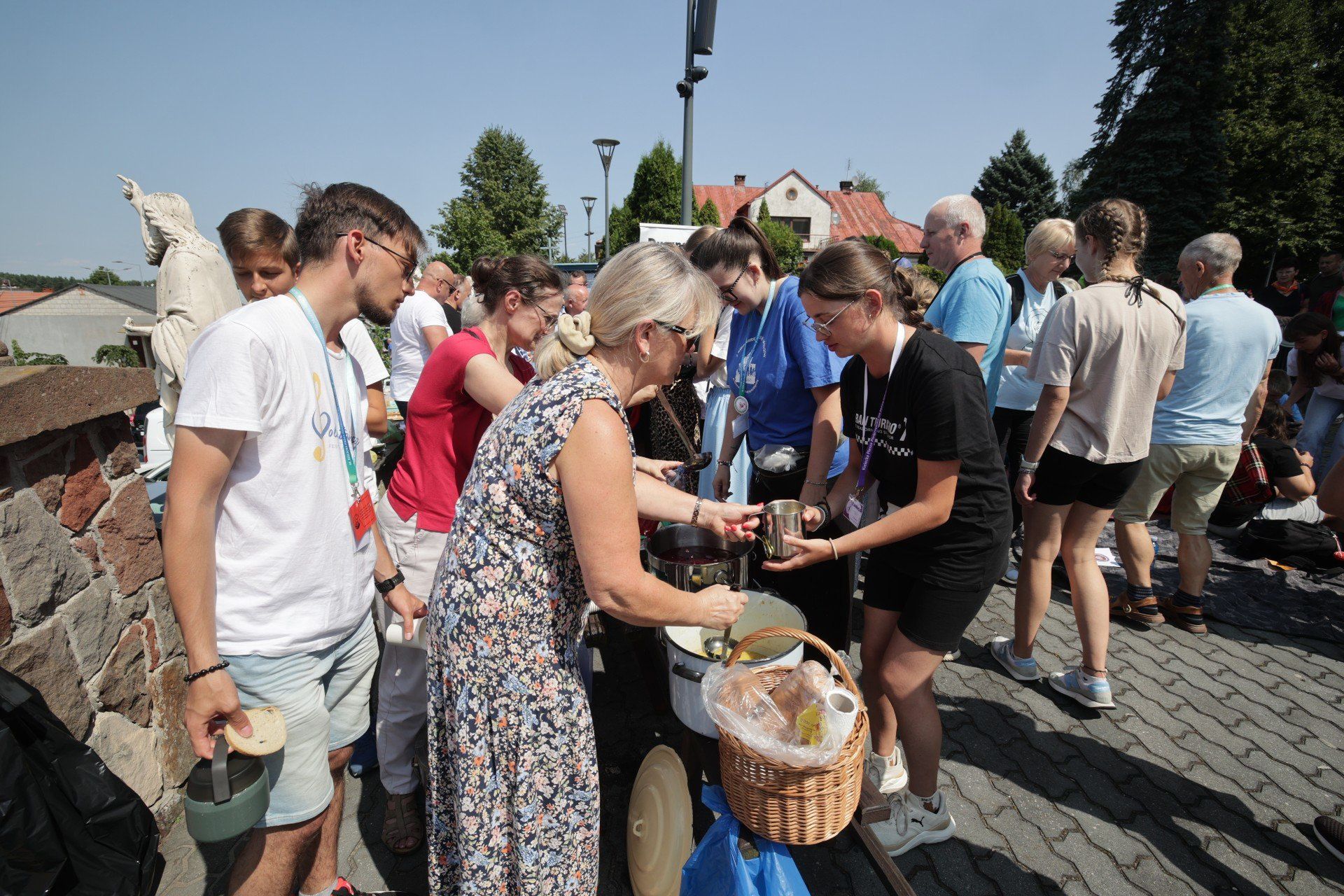 Pielgrzymi z diecezji kieleckiej ma mszy świętej w Piekoszowie.