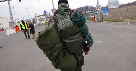 Skazani pojadą walczyć. Niecodzienna decyzja polskiej prokuratury