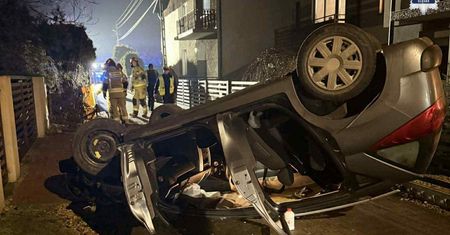 Dachowanie w Blachowni i ucieczka kierowcy. Tropiący pies "Wafel" doprowadził policjantów prosto do ukrywającego się 22-latka