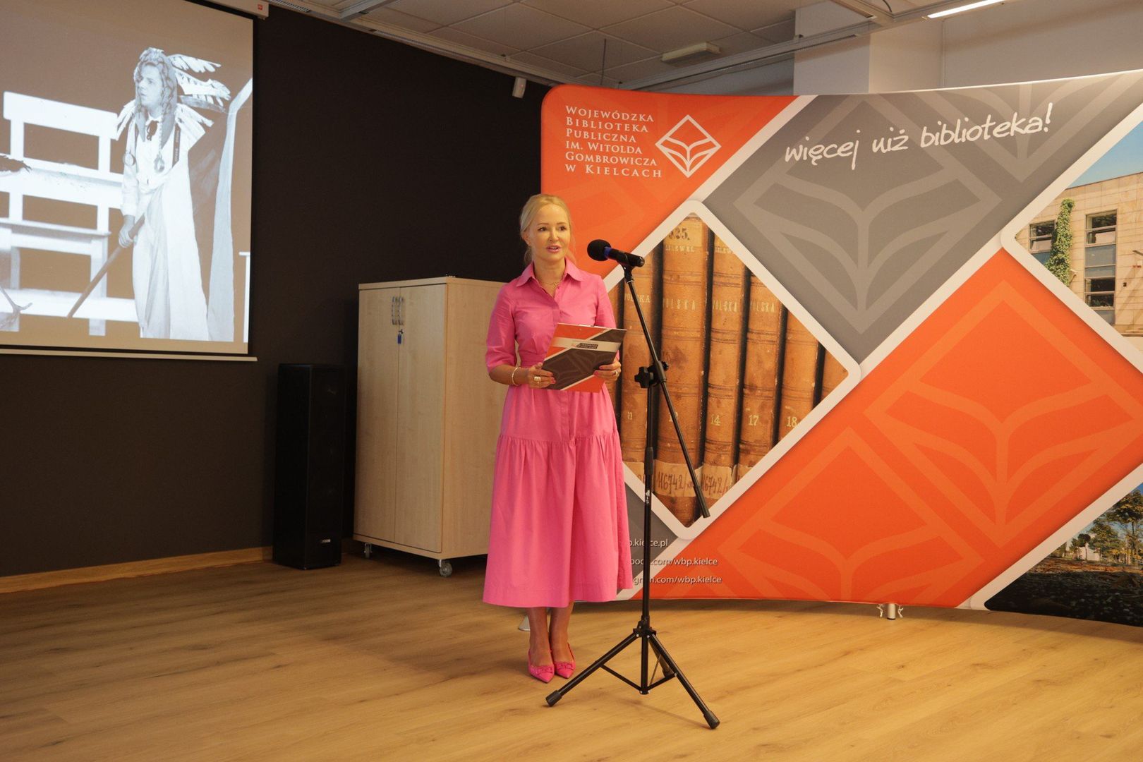 Aktorkę powitała dyrektor Wojewódzkiej Biblioteki Publicznej imienia Witolda Gombrowicza - Agnieszka Kuś.