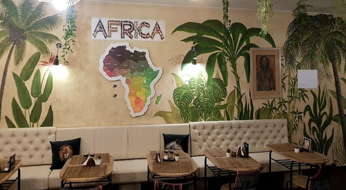 Dziś Kameruńczyk prowadzi w Łodzi restaurację “Tropikalny Talerz” z daniami kuchni afrykańskiej