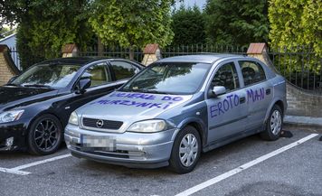 Piła: Ktoś popisał sprayem samochód na parkingu przy pilskim kościele