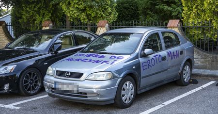 Piła: Ktoś popisał sprayem samochód na parkingu przy pilskim kościele