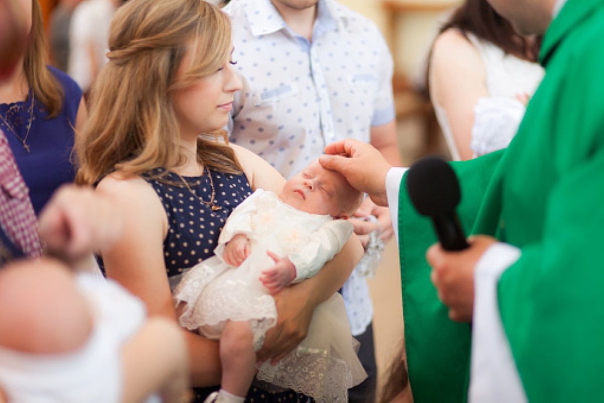 Większość Polaków chce ochrzcić dziecko. Nie wszyscy kierują się wiarą