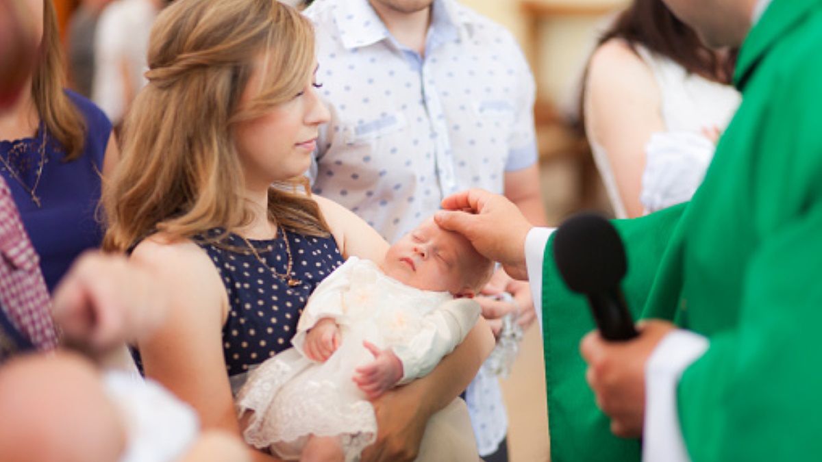 Ponad połowa Polaków deklaruje, że ochrzciłaby swoje dziecko 