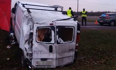 Kraksa w Zabielu. Dachował bus. Droga zablokowana
