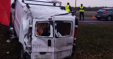Kraksa w Zabielu. Dachował bus. Droga zablokowana