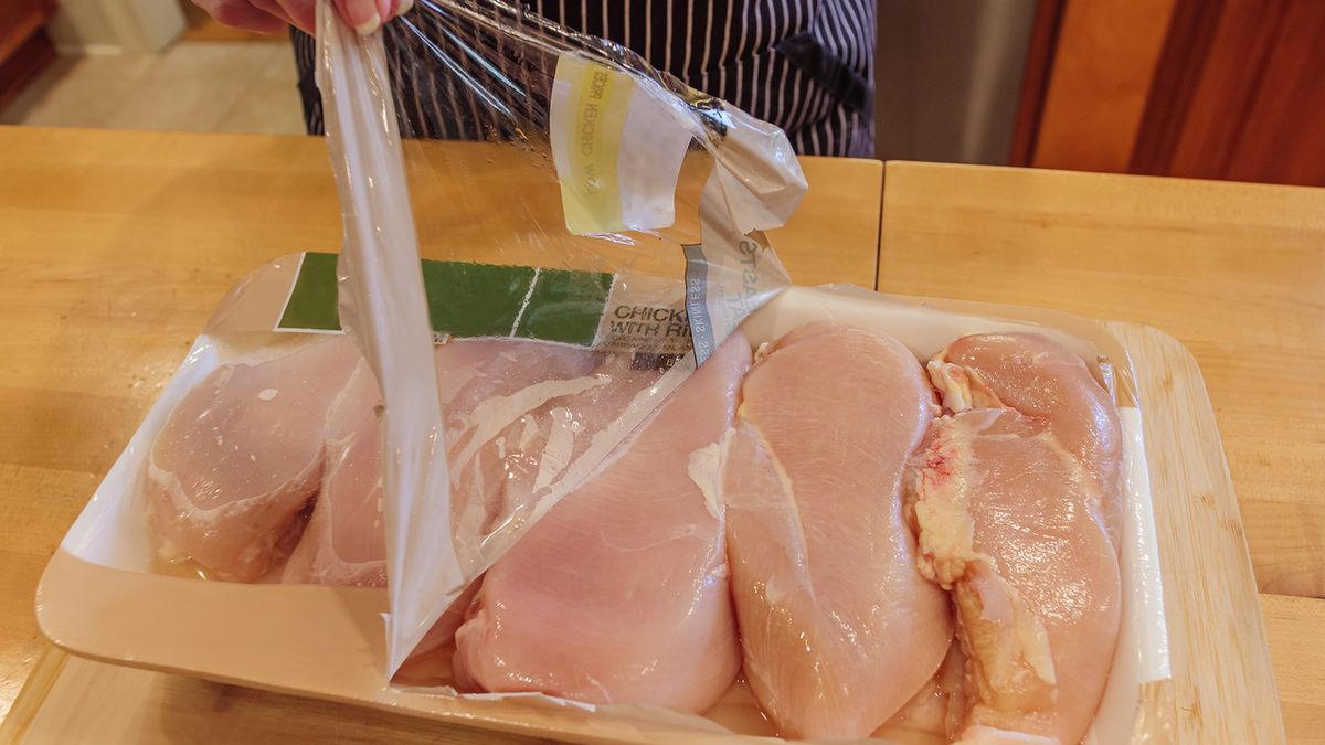 By rozpoznać w sklepie świeże mięso, wystarczy zrobić prosty test