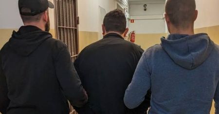 Taksówkarz zaatakował rodzinę na rowerach. W ręku miał nóż