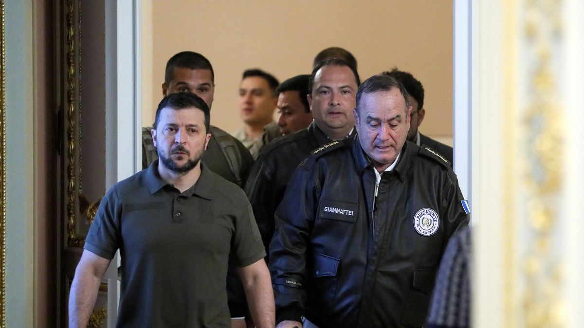 Guatemalan President Alejandro Giammattei (R) and Ukrainian President Volodymyr Zelensky (L) arrive to the joint press conference after their meeting at Mariinsky palace in Kyiv (Kiev), Ukraine, 25 July 2022. Alejandro Giammattei arrived in Kyiv and met with President Zelensky and top Ukrainian officials amid the Russian invasion. EPA/SERGEY DOLZHENKO Dostawca: PAP/EPA.