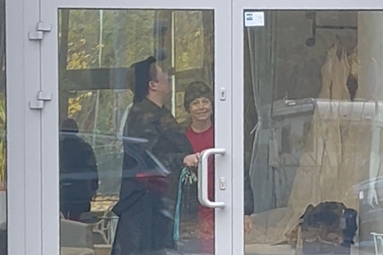 Anna Mucha parkuje na zakazie i pędzi do salonu sukien ślubnych