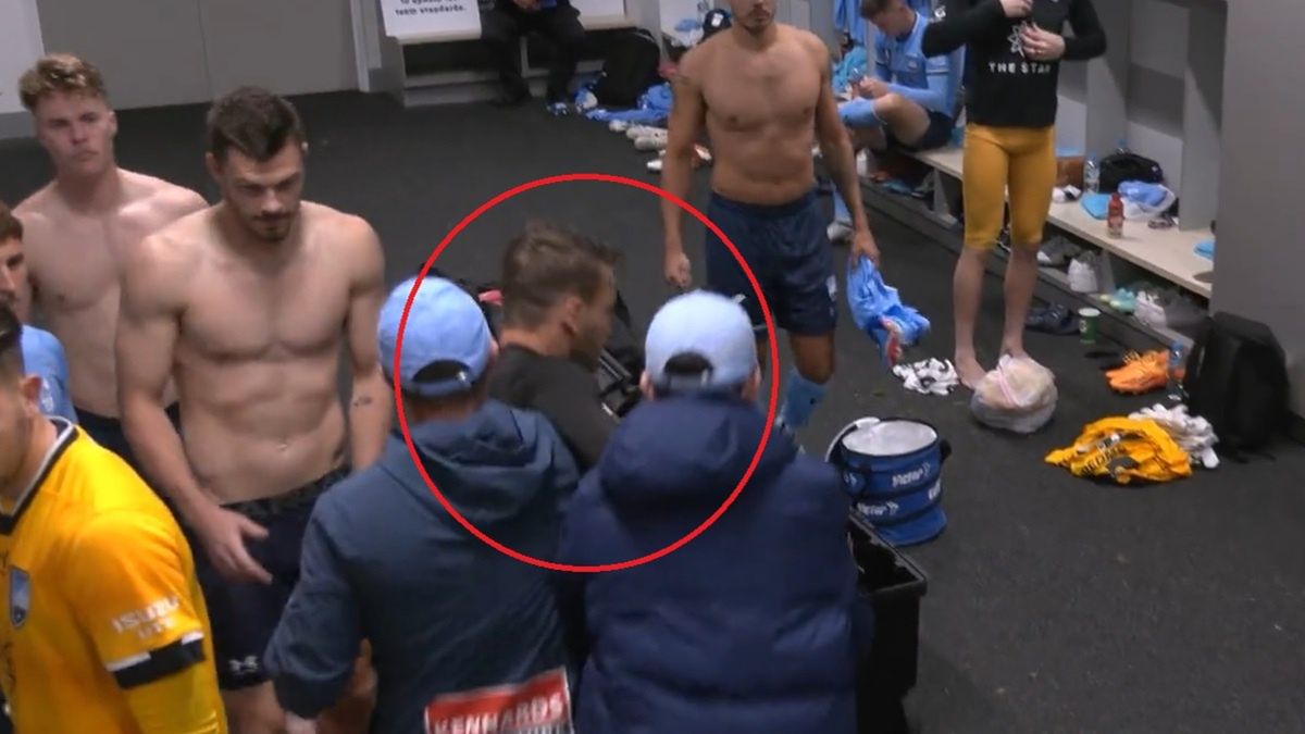 Milos Ninković wyprowadzony z szatni Sydney FC