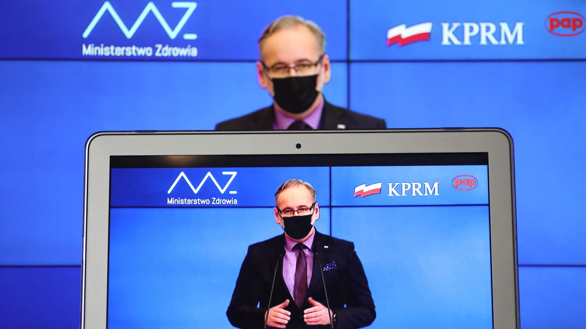 Warszawa, 07.04.2021. Koronawirus w Polsce. Minister zdrowia Adam Niedzielski podczas konferencji prasowej, transmitowanej z siedziby KPRM i oglądanej w jednym z mieszkań w Warszawie, 7 bm. (jm) PAP/Leszek Szymański