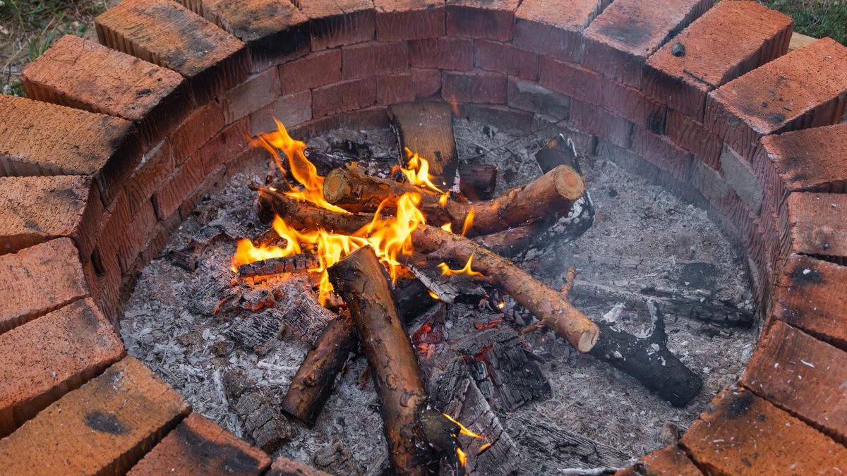Czy można palić ognisko na swojej działce?