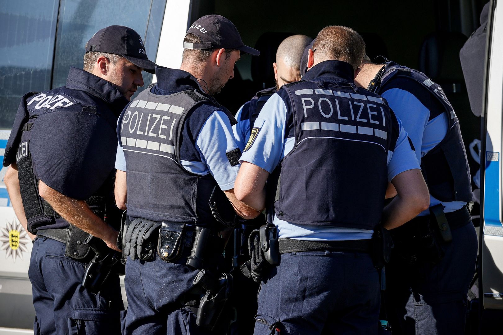 Pokonał już czterech policjantów. Polowanie na uzbrojonego Rambo w Niemczech