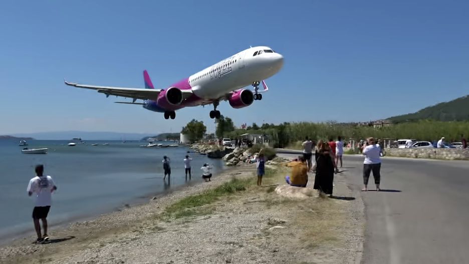 Niskie lądowanie na greckiej wyspie Skiathos