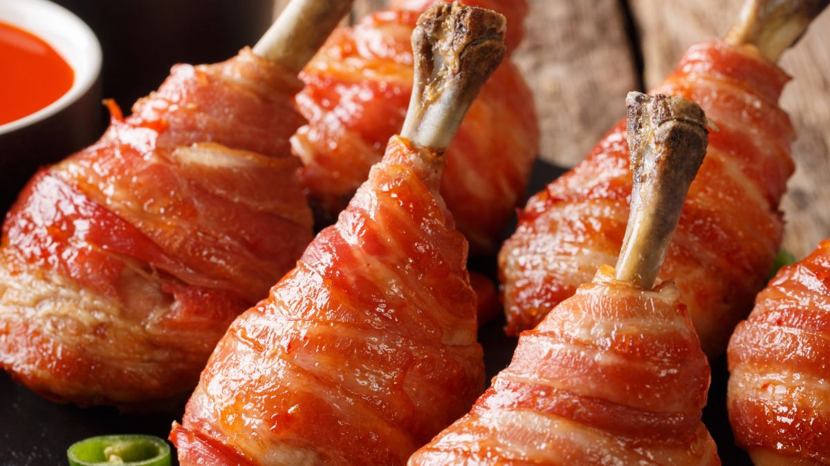 Wystarczy owinąć pałki boczkiem i wrzucić do piekarnika