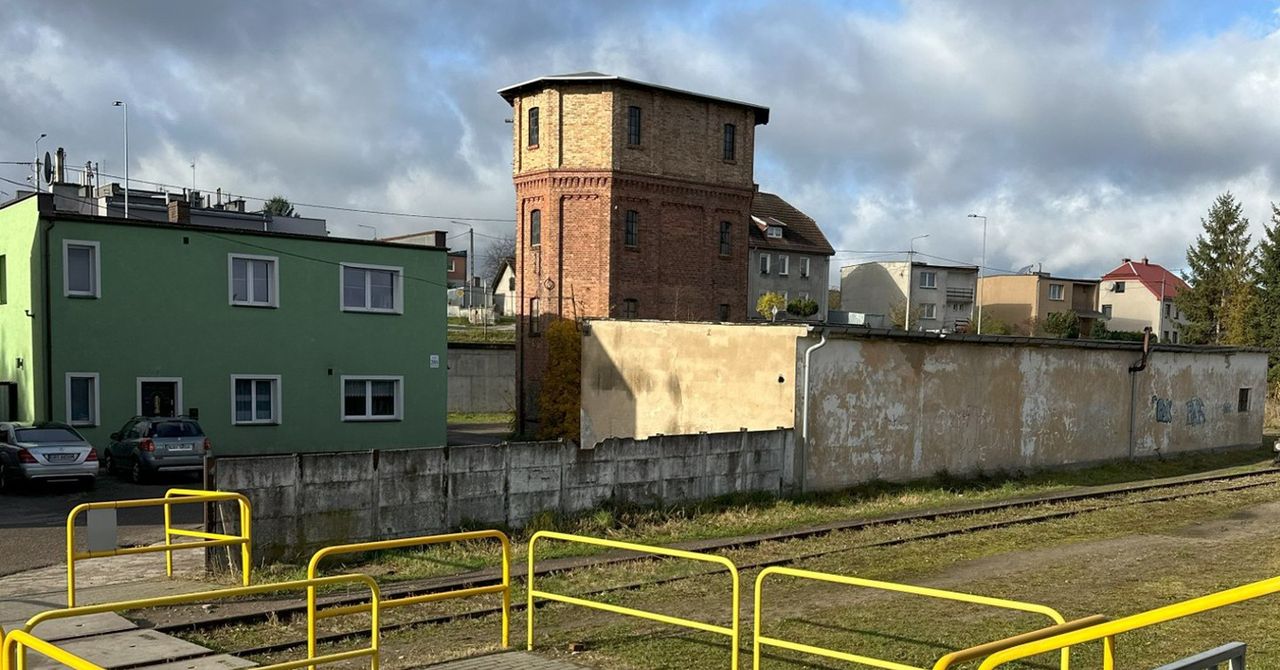 Miastko: Ponad 120-letnia wieża ciśnień ciągle czeka. Co teraz mówią Polskie Koleje Państwowe?